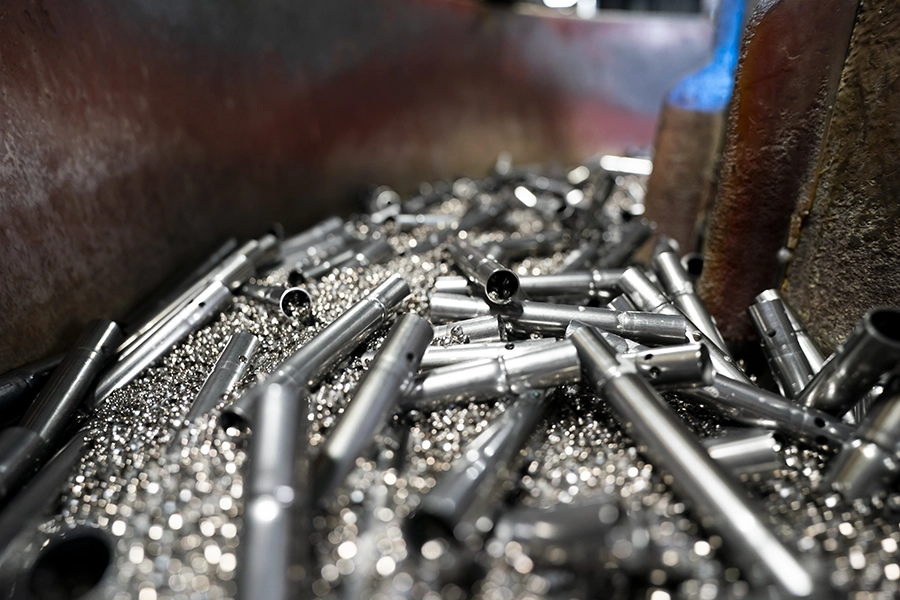 Racetrack vibratory finishing system