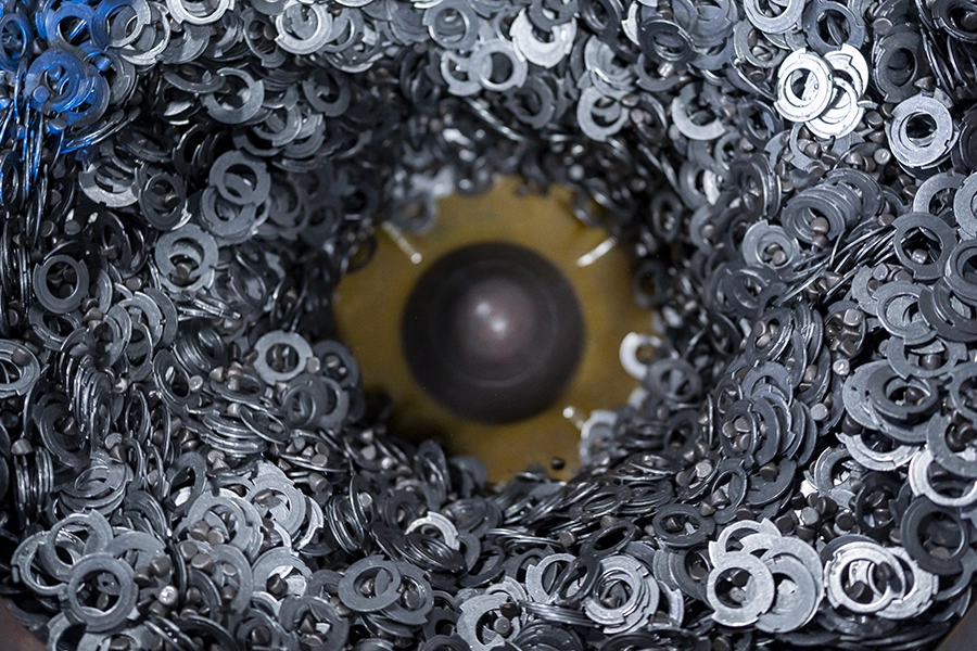 Flat bottom vibratory bowl